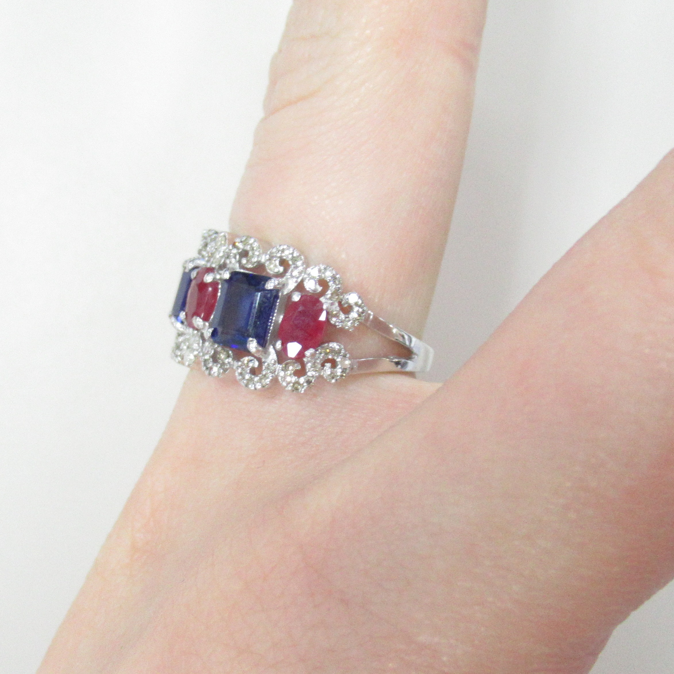 Серебряное кольцо 925 пробы; вставки 3 Сапфир U/2 2,59ct; 4 Рубин F/2 1,34ct; 104 Бр.Кр-17 0,4ct 3/5;